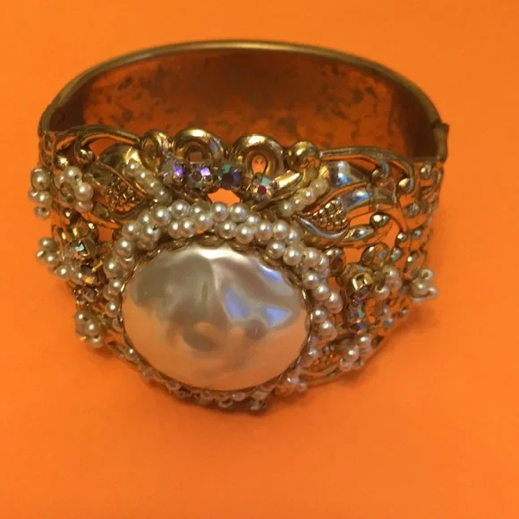Gorgeous Vintage Clamp Bracelet With Faux Pearls and Aurora Borealis Stones - Picture 3 of 8